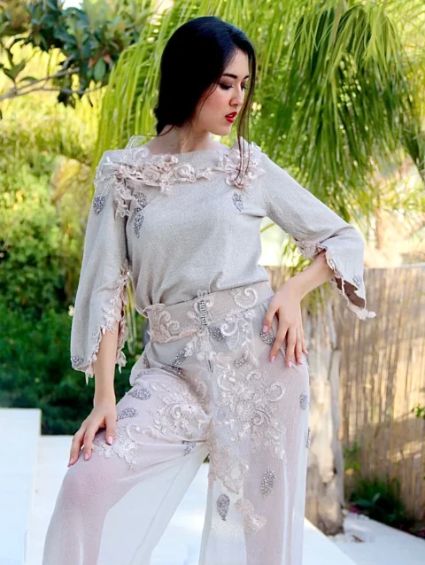 Sutil Chic – Ensemble composé d'un pull et d'un pantalon, orné de dentelle, de cristaux et de strass