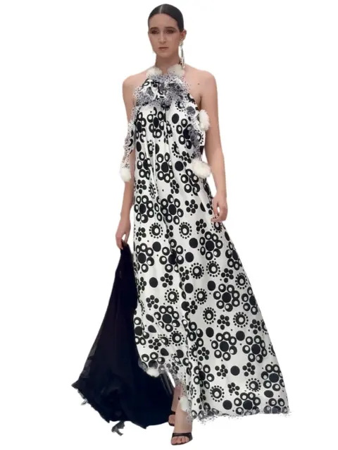 Robe « Pompón Lunar » : une sophistication avant-gardiste avec une touche de fantaisie