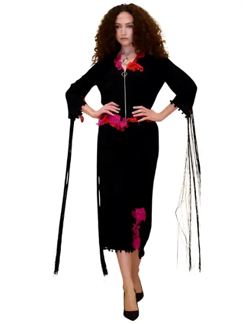 Nocturna en Flor – Ensemble haute couture noir orné d'applications florales fuchsia et rouges